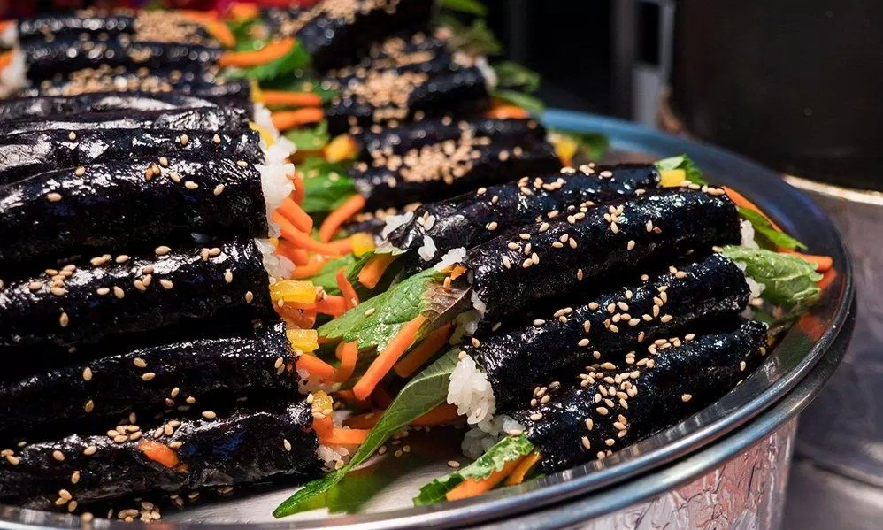 Những "điếu" kimbap được phết mè bên ngoài trông hấp dẫn quá đi mát! (Ảnh: Internet). Những "điếu" kimbap được phết mè bên ngoài trông hấp dẫn quá đi mát! (Ảnh: Internet).