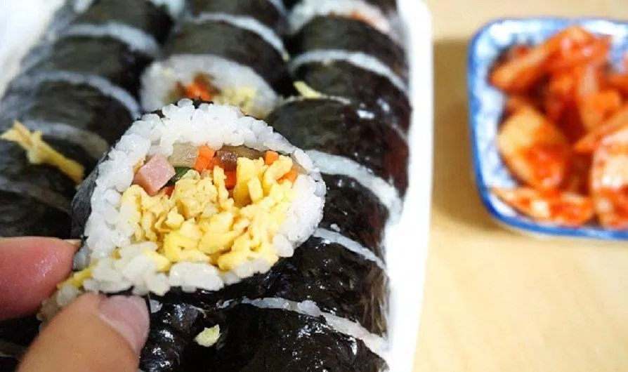 Những khoanh kimbap nhìn đã muốn ăn tại tiệm Gyeori (Ảnh: Internet). Những khoanh kimbap nhìn đã muốn ăn tại tiệm Gyeori (Ảnh: Internet).