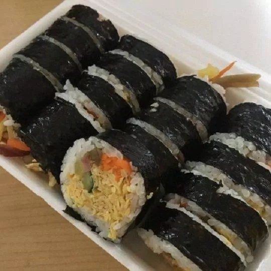 Kimbap của tiệm Gyeori được cho rất nhiều trứng (Ảnh: Internet). Kimbap của tiệm Gyeori được cho rất nhiều trứng (Ảnh: Internet).