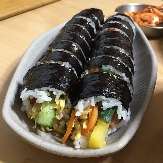 Có thể nhìn thấy phần dưa chua lộ ra ở đầu miếng kimbap (Ảnh: Internet). Có thể nhìn thấy phần dưa chua lộ ra ở đầu miếng kimbap (Ảnh: Internet).