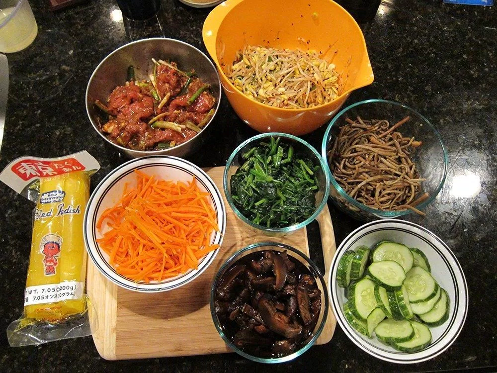 Những nguyên liệu để làm kimbap khá đơn giản và dễ kiếm (Ảnh: Internet). Những nguyên liệu để làm kimbap khá đơn giản và dễ kiếm (Ảnh: Internet).