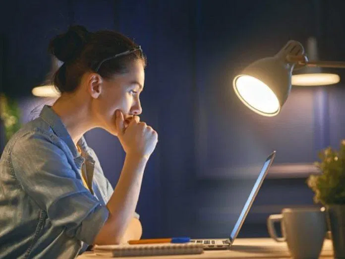 Làm việc liên tục với với máy tính, điện thoại là thói quen gây lão hóa da (Nguồn: Internet)