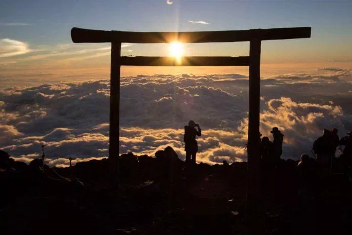 Bình minh tuyệt đẹp nhìn từ trên đỉnh núi Phú Sĩ (Ảnh: Internet).