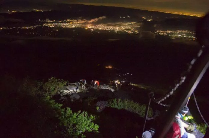 Leo núi vào ban đêm là một trải nghiệm rất thú vị nhưng cũng tốn sức lắm đấy! (Ảnh: Internet).