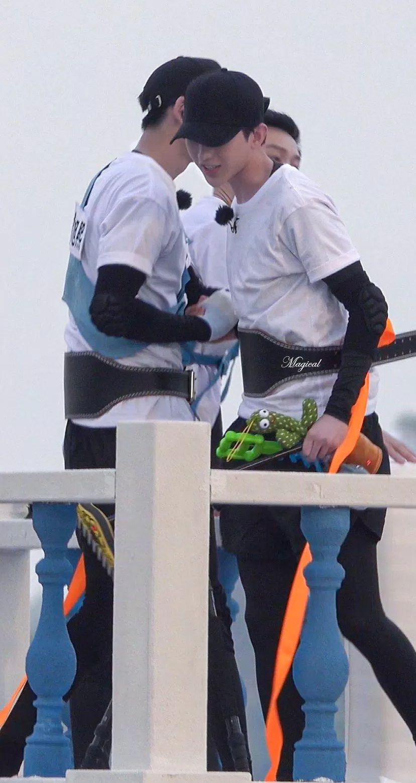 Khoảnh khắc của hai mỹ nam khiến fan phấn khích. (Nguồn: Internet) Khoảnh khắc của hai mỹ nam khiến fan phấn khích. (Nguồn: Internet)