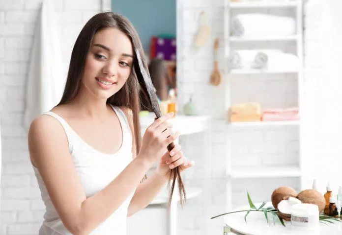 Chỉ nên sử dụng dầu dừa một lượng phù hợp để tránh gây bết dính cho tóc và da đầu (Nguồn: Internet).