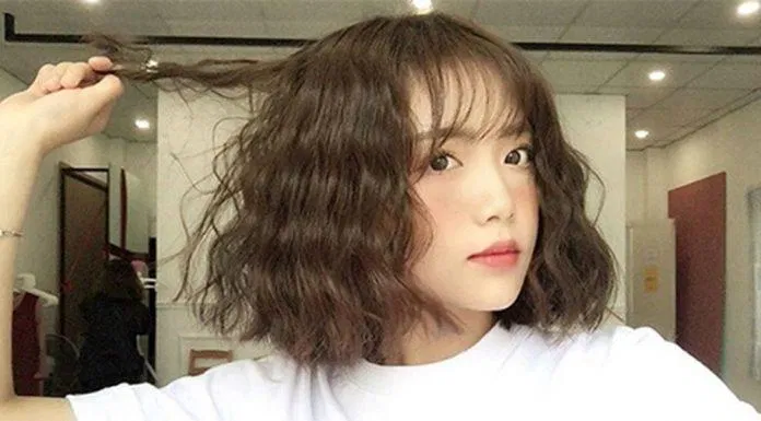 Mẫu tóc ngắn xoăn mì tôm đẹp trẻ trung. (Ảnh: Internet) Mẫu tóc ngắn xoăn mì tôm đẹp trẻ trung. (Ảnh: Internet)
