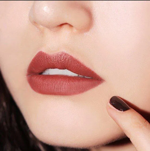 Những màu son trầm sẽ giúp ích che việc che môi thâm hơn son sáng màu (Nguồn: Internet) Những màu son trầm sẽ giúp ích che việc che môi thâm hơn son sáng màu (Nguồn: Internet)