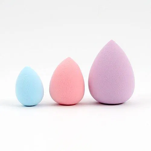 Bông mút hình giọt nước giúp việc tán kem nền lên viền môi dễ hơn (Nguồn: Internet) Bông mút hình giọt nước giúp việc tán kem nền lên viền môi dễ hơn (Nguồn: Internet)