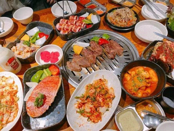 Tại quán có bán đầy đủ các món ăn Hàn Quốc (Nguồn: Internet)