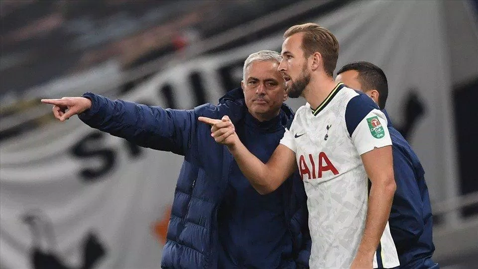 HLV Jose Mourinho và Harry Kane ( Ảnh: Internet )