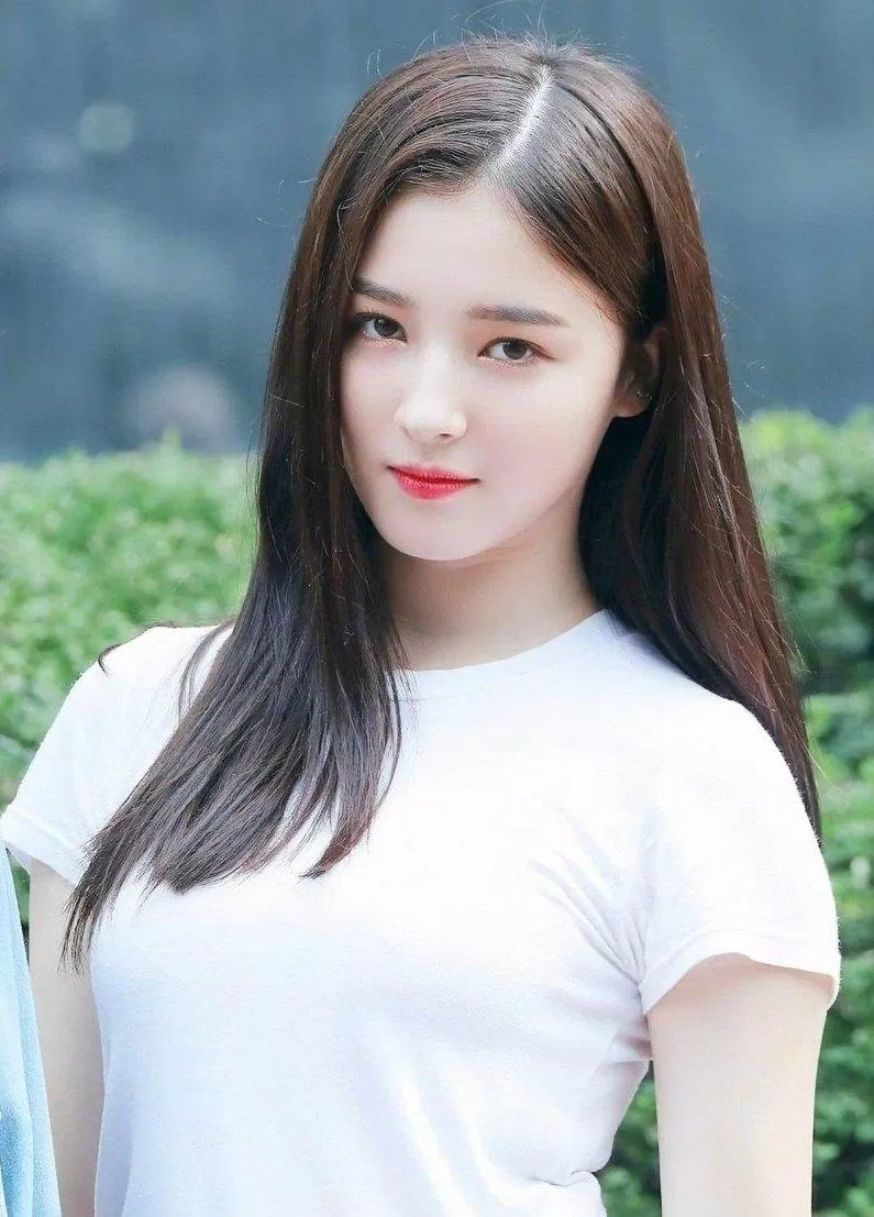 Sắc đẹp tựa búp bê của Nancy đã giúp ngôi sao của MOMOLAND chiếm lấy một vị trí trong top 10 của bảng xếp hạng "100 gương mặt đẹp nhất năm 2020" do TC Candler công bố. Cô nàng cũng đảm nhiệm vị trí visual chủ lực để thu hút ánh nhìn của fans trong nhóm nhạc nữ MOMOLAND. (Nguồn: Internet) Sắc đẹp tựa búp bê của Nancy đã giúp ngôi sao của MOMOLAND chiếm lấy một vị trí trong top 10 của bảng xếp hạng "100 gương mặt đẹp nhất năm 2020" do TC Candler công bố. Cô nàng cũng đảm nhiệm vị trí visual chủ lực để thu hút ánh nhìn của fans trong nhóm nhạc nữ MOMOLAND. (Nguồn: Internet)