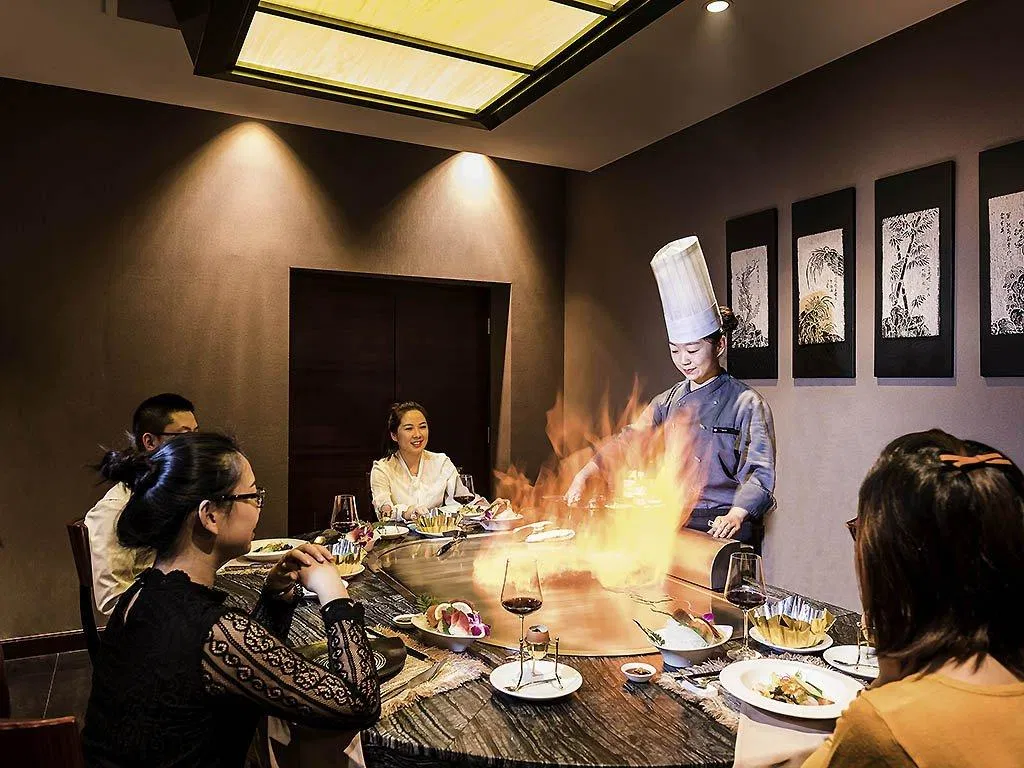 Một đầu bếp đang chế biến món ăn trong nhà hàng teppanyaki (Ảnh: Internet).