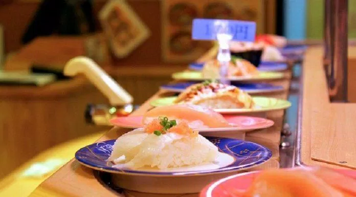 Các đĩa sushi được bày trên quầy để thực khách lựa chọn (Ảnh: Internet).