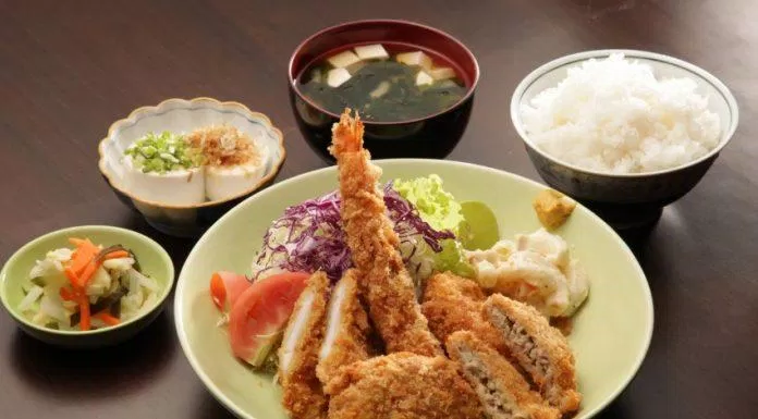 Teishoku là một bữa ăn hoàn chỉnh gồm cơm và các món dùng kèm (Ảnh: Internet).