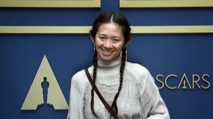 Chloé Zhao thắt tóc bím giản dị tại lễ trao giải (Ảnh: Internet).