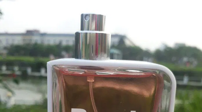 Sản phẩm có chiếc vòi phun sương sáng bóng, dung dịch bên trong dạng lỏng, màu hồng vỏ đỗ trung tính (ảnh: BlogAnChoi).