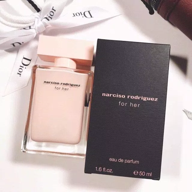 Thiết kế của Narciso Rodriguez For Her đơn giản với tone hồng pastel cực kì mộng mơ (Nguồn: Internet)