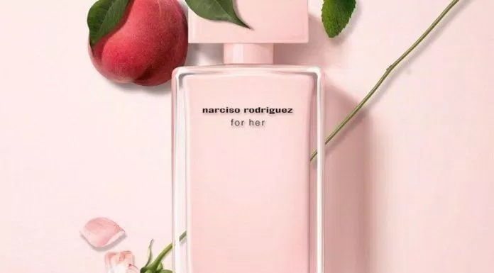 Nước hoa Narciso Rodriguez For Her là sự hòa quyện tuyệt vời của hoa hồng, xạ hương, hổ phách và hương gỗ (Nguồn: Internet)