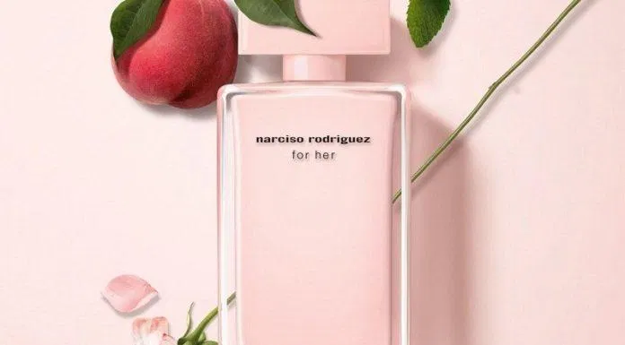 Nước hoa Narciso Rodriguez For Her là sự hòa quyện tuyệt vời của hoa hồng, xạ hương, hổ phách và hương gỗ (Nguồn: Internet)
