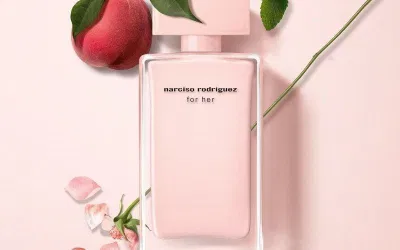 Nước hoa Narciso Rodriguez For Her là sự hòa quyện tuyệt vời của hoa hồng, xạ hương, hổ phách và hương gỗ (Nguồn: Internet)