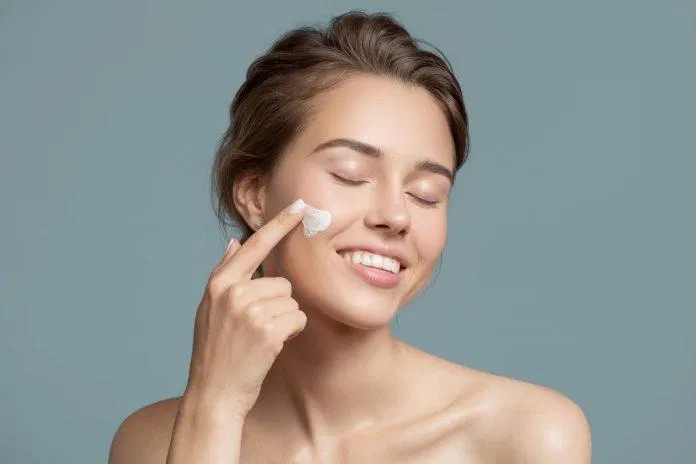 Ngoài cách bổ sung panthenol bằng thực phẩm, bạn có thể sử dụng thêm các sản phẩm bôi ngoài. (Nguồn: Internet).