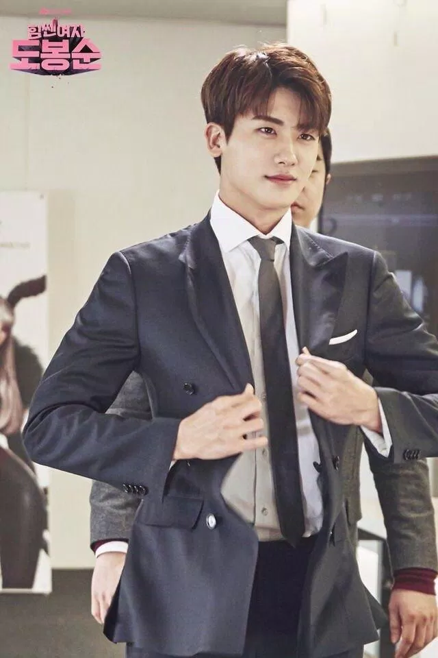 Trái ngược với hình ảnh cậu nhóc ngỗ nghịch, Park Hyung Sik xuất hiện siêu ngầu khi trở thành tổng giám đốc (Nguồn: Internet).