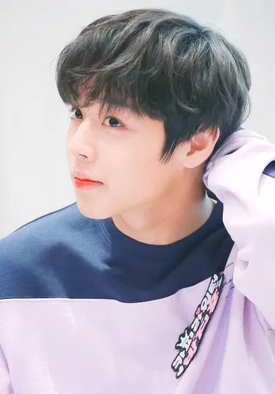 Người hâm mộ còn so sánh đôi mắt Park Jihoon với những viên ngọc quý tỏa ra sức hút mãnh liệt trên sân khấu. (Nguồn: Internet) Người hâm mộ còn so sánh đôi mắt Park Jihoon với những viên ngọc quý tỏa ra sức hút mãnh liệt trên sân khấu. (Nguồn: Internet)