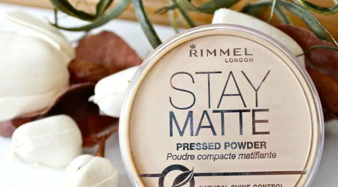 Phấn phủ Rimmel London Stay Matte Pressed Powder giúp lớp nền mìn lì và lâu trôi (Nguồn: Internet)