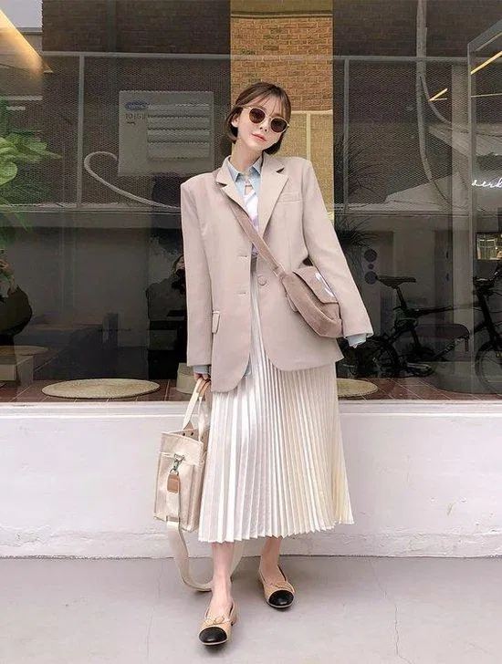 Nổi bật với chân váy trắng và điểm nhấn là túi và blazer cùng màu (Nguồn: Internet) Nổi bật với chân váy trắng và điểm nhấn là túi và blazer cùng màu (Nguồn: Internet)