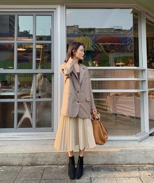 Nhẹ nhàng hơn với boot cổ cao và chân váy xếp cùng blazer rộng (Nguồn: Internet) Nhẹ nhàng hơn với boot cổ cao và chân váy xếp cùng blazer rộng (Nguồn: Internet)