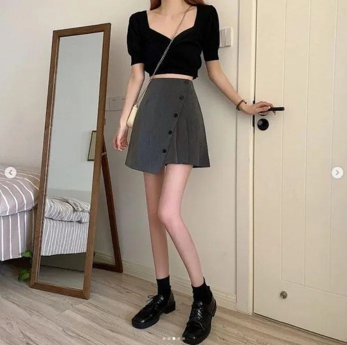 Áo croptop tay phồng điệu đà và chân váy xếp ly cách điệu (Nguồn: Internet) Áo croptop tay phồng điệu đà và chân váy xếp ly cách điệu (Nguồn: Internet)