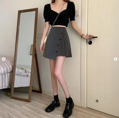 Áo croptop tay phồng điệu đà và chân váy xếp ly cách điệu (Nguồn: Internet) Áo croptop tay phồng điệu đà và chân váy xếp ly cách điệu (Nguồn: Internet)