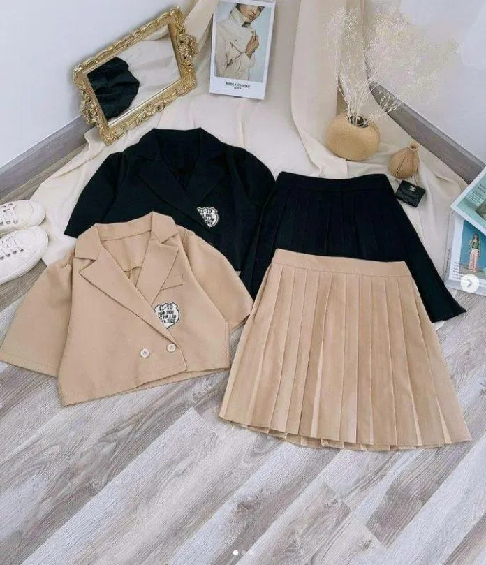 Thử cả set đồ váy xếp ly cho đồng điệu (Nguồn: Internet)