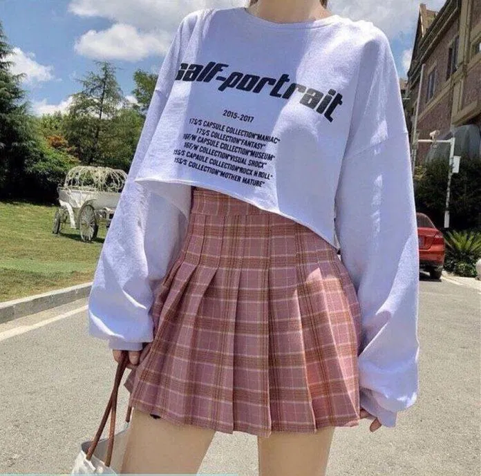 Croptop dài tay thêm chiếc chân váy caro năng động (Nguồn: Internet)