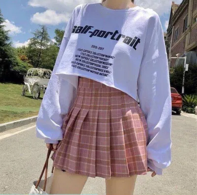 Croptop dài tay thêm chiếc chân váy caro năng động (Nguồn: Internet) Croptop dài tay thêm chiếc chân váy caro năng động (Nguồn: Internet)