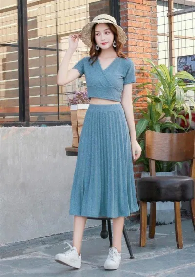 Áo croptop đơn giản và chân váy xếp ly cùng màu (Nguồn: Internet) Áo croptop đơn giản và chân váy xếp ly cùng màu (Nguồn: Internet)