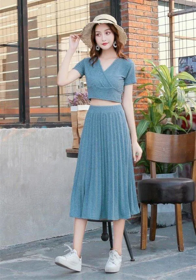 Áo croptop đơn giản và chân váy xếp ly cùng màu (Nguồn: Internet) Áo croptop đơn giản và chân váy xếp ly cùng màu (Nguồn: Internet)