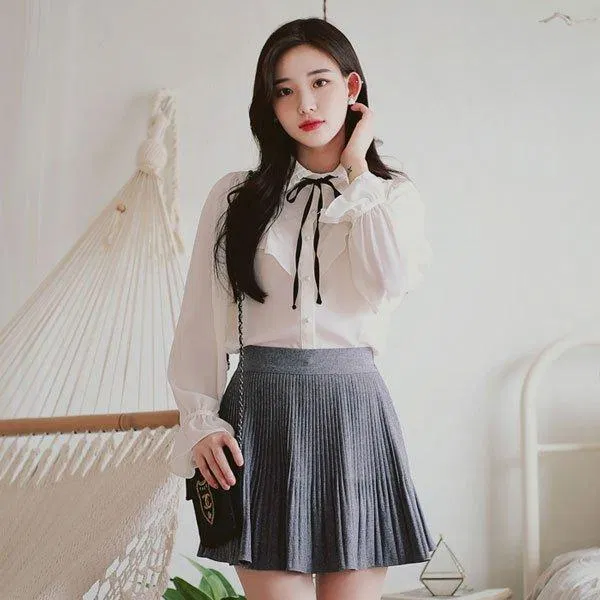 Chân váy nổi bần bật với phần xếp ly gọn gàng thanh lịch (Nguồn: Internet) Chân váy nổi bần bật với phần xếp ly gọn gàng thanh lịch (Nguồn: Internet)