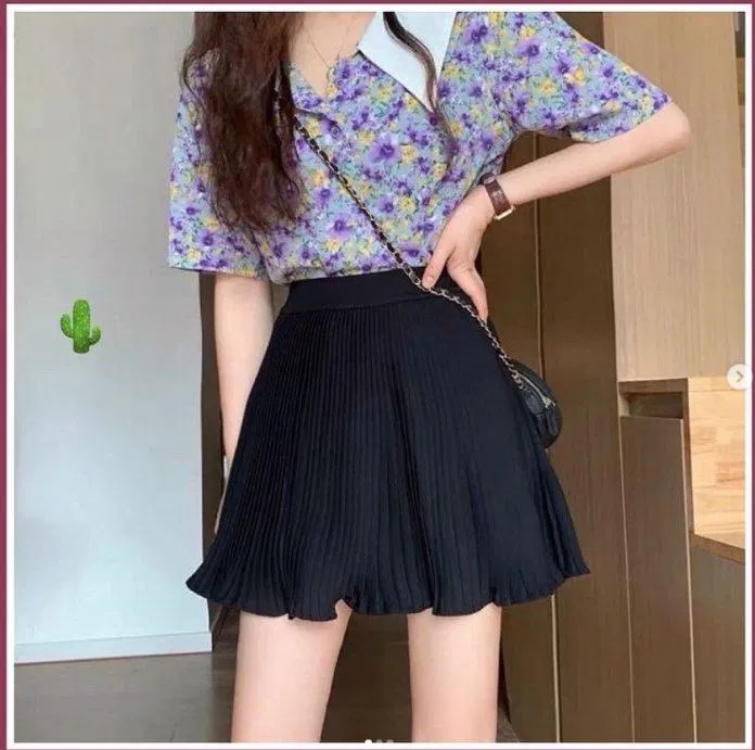 Chân váy xếp ly bồng bềnh đi với áo sơ mi họa tiêt hoa tím và xinh hết ý (Nguồn: Internet) Chân váy xếp ly bồng bềnh đi với áo sơ mi họa tiêt hoa tím và xinh hết ý (Nguồn: Internet)