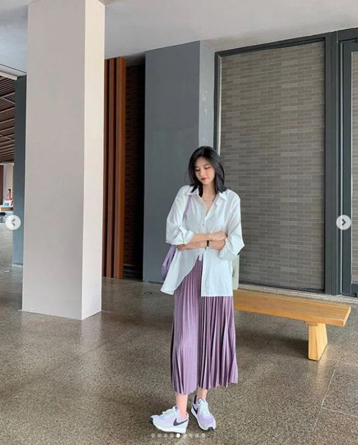 Nổi bần bật với chân váy xếp ly màu tím dài dưới bắp chân và giày thể thao (Nguồn: Internet)
