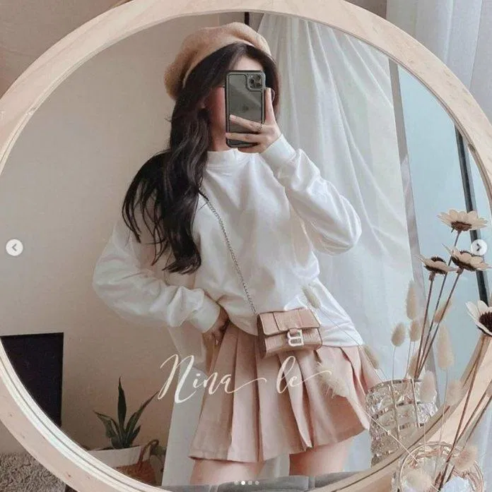 Điệu đà với chân váy hồng và phụ kiện cùng màu (Nguồn: Internet)