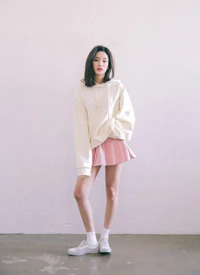 Áo hoodie basic nhưng lại nổi bật cùng chân váy hồng (Nguồn: Internet) Áo hoodie basic nhưng lại nổi bật cùng chân váy hồng (Nguồn: Internet)