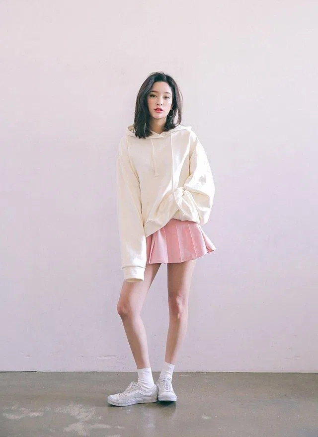 Áo hoodie basic nhưng lại nổi bật cùng chân váy hồng (Nguồn: Internet) Áo hoodie basic nhưng lại nổi bật cùng chân váy hồng (Nguồn: Internet)