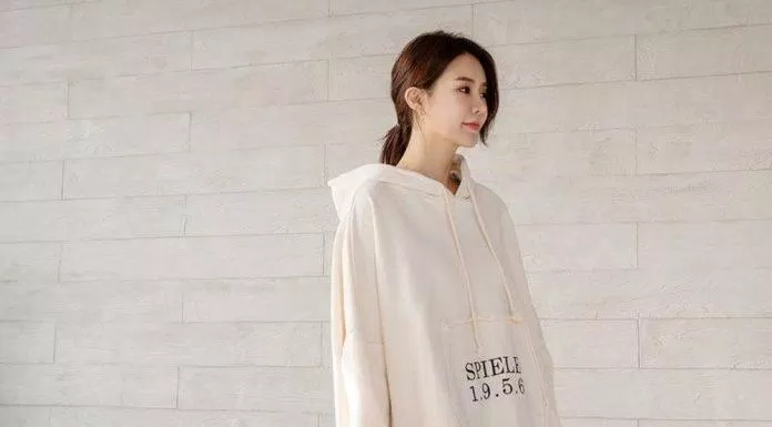 Mặc hoodie cùng chân váy không chỉ lạ mà còn xinh (Nguồn: Internet)