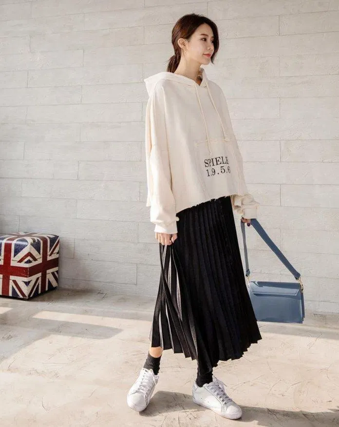 Mặc hoodie cùng chân váy không chỉ lạ mà còn xinh (Nguồn: Internet)
