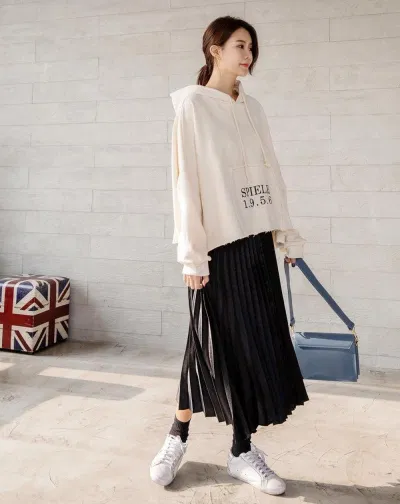 Mặc hoodie cùng chân váy không chỉ lạ mà còn xinh (Nguồn: Internet) Mặc hoodie cùng chân váy không chỉ lạ mà còn xinh (Nguồn: Internet)