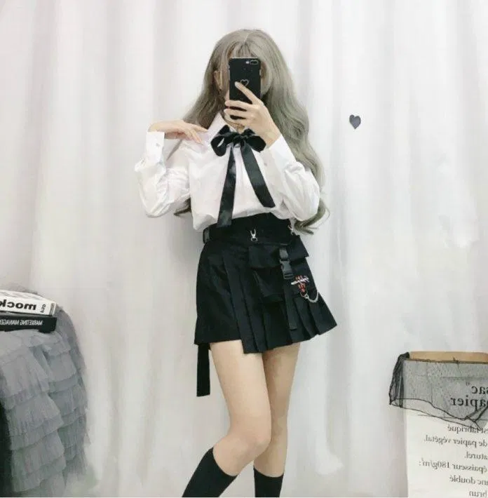 Phá cách với chân váy xếp ly phối túi hộp (Nguồn: Internet)