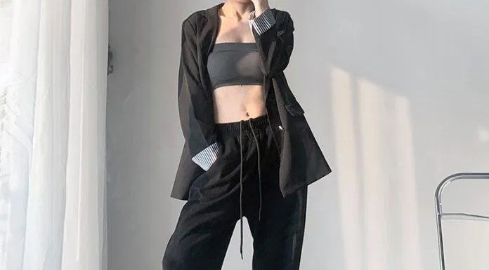 Blazer mỏng cùng với quần ống rộng (Nguồn: Internet) Blazer mỏng cùng với quần ống rộng (Nguồn: Internet)