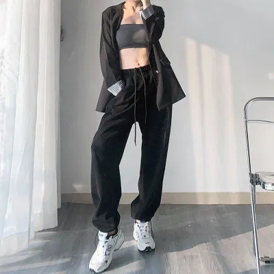 Blazer mỏng cùng với quần ống rộng (Nguồn: Internet) Blazer mỏng cùng với quần ống rộng (Nguồn: Internet)